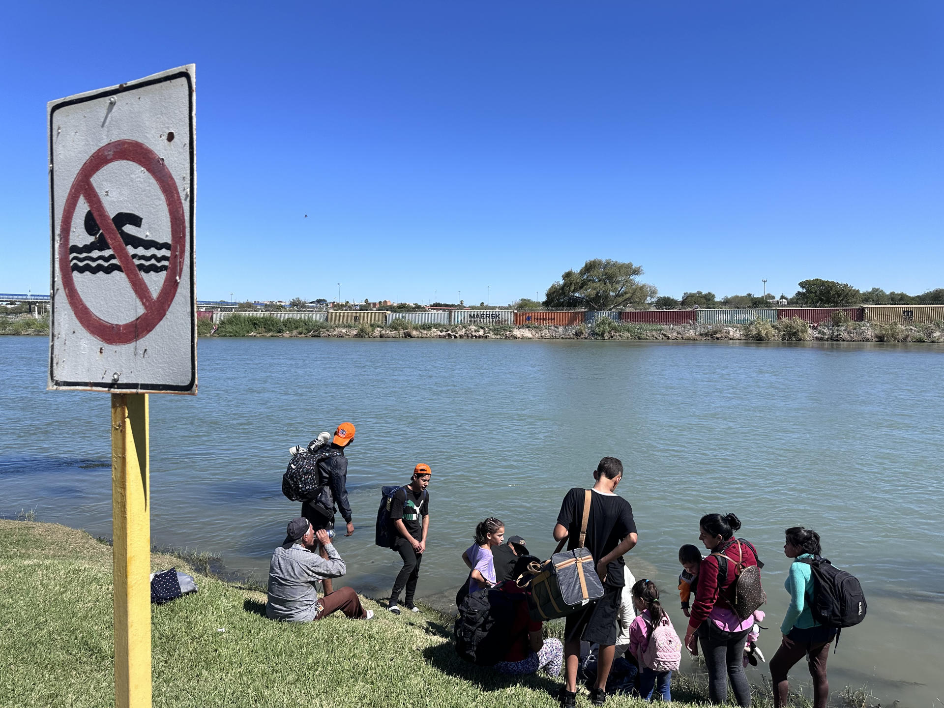 Un grupo de migrantes ilegales fue registrado el pasado 18 de octubre al intentar cruzar el río Bravo, frontera natural de Estados Unidos y México, en Piedras Negras (Coahuila, México). EFE/Octavio Guzmán