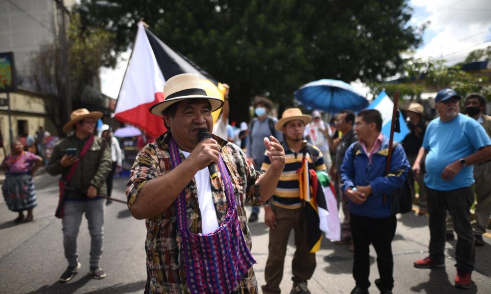 Manifestantes exigen la renuncia de fiscal general de Guatemala, Consuelo Porras, hoy en Ciudad de Guatemala (Guatemala). EFE/Edwin Bercian