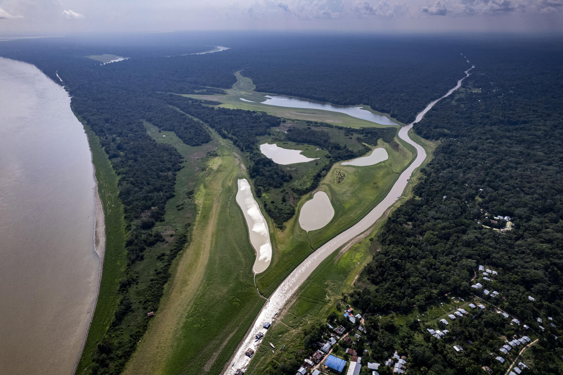 Fotografía cedida el pasado 17 de octubre por WWF Colombia en la que se registró, desde el aire, las agrietadas playas en la mitad del río Amazonas, en Puerto Nariño (Amazonas, Colombia). EFE/WWF Colombia