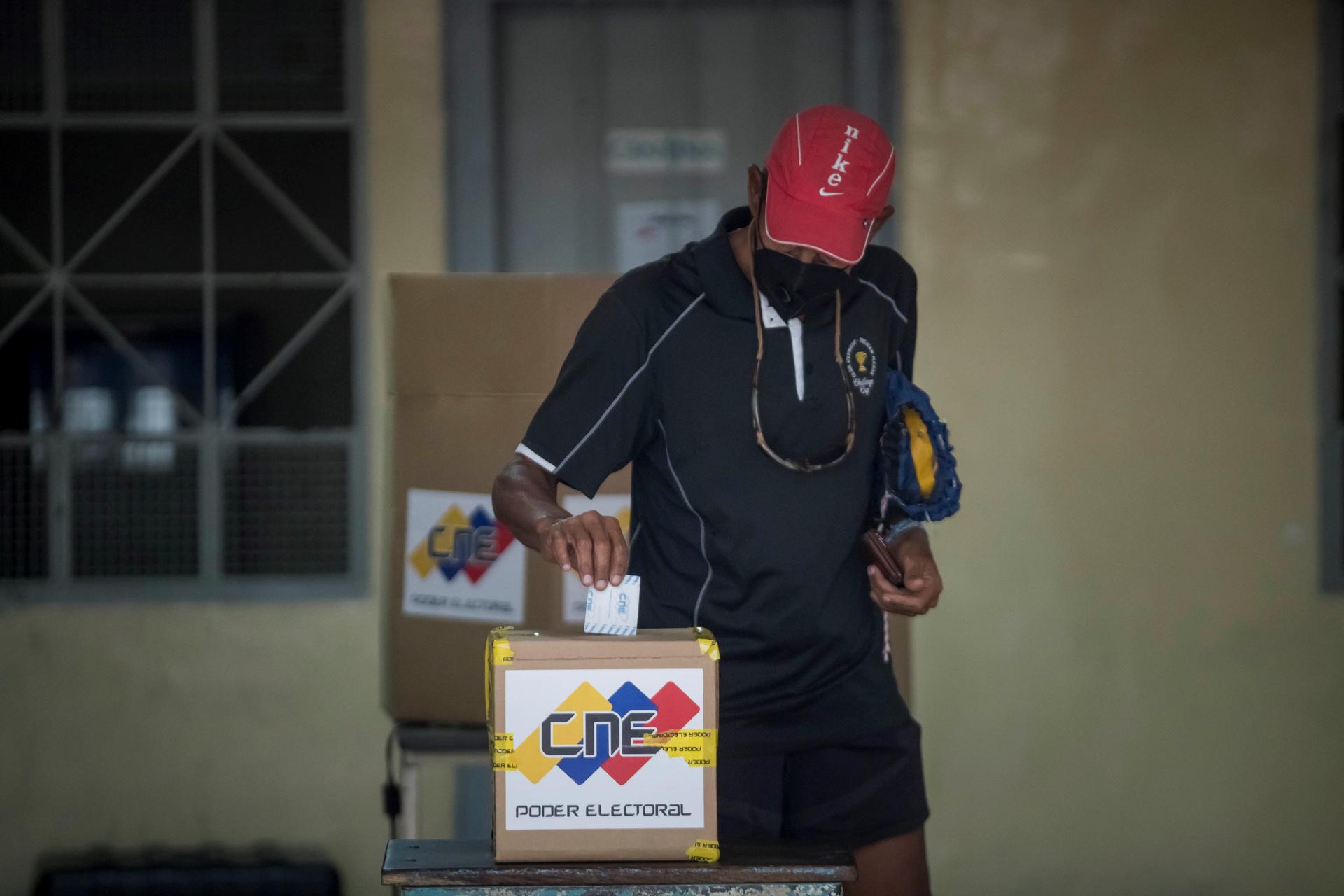 Un votante introduce su voto en Caracas (Venezuela), en una fotografía de archivo. EFE/ Miguel Gutiérrez