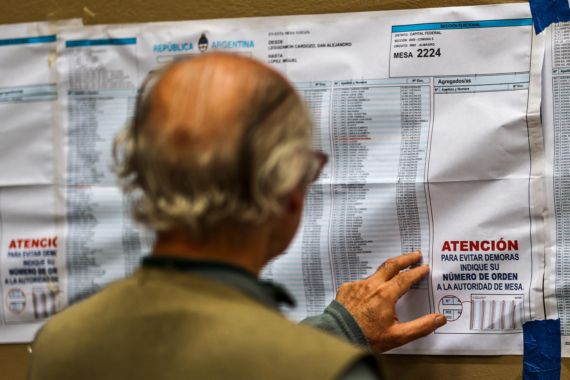 Un ciudadano argentino fue registrado este domingo, 22 de octubre, al buscar su puesto de votación para las elecciones generales de su país, en Buenos Aires (Argentina). EFE/Juan Ignacio Roncoroni