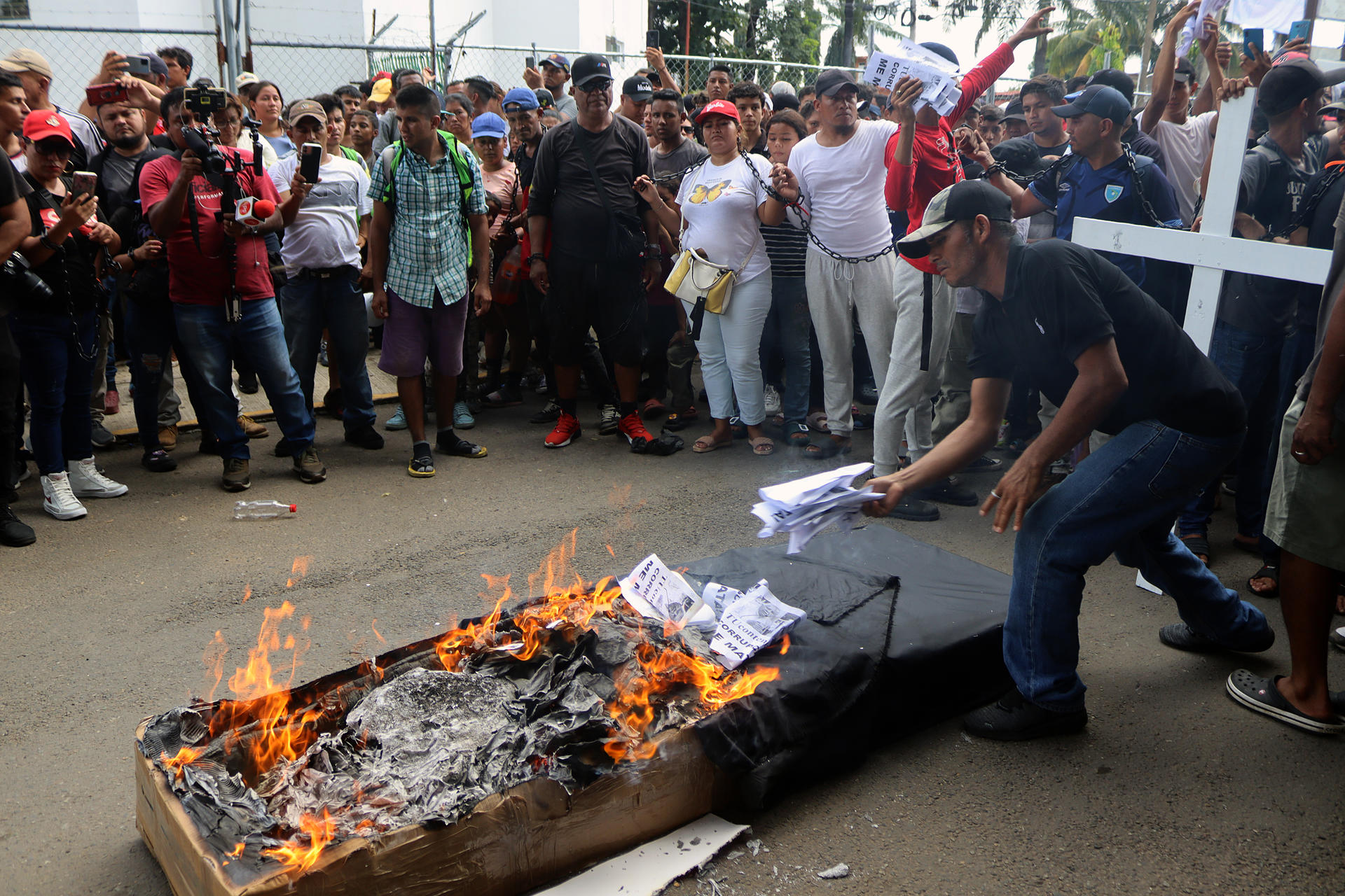 Grupo de migrantes se manifiestan hoy, por calles de la ciudad de Tapachula en el estado de Chiapas (México). EFE/Juan Manuel Blanco