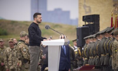 El presidente de Ucrania, Volodímir Zelenski (d), durante una ceremonia en honor de los soldados caídos en la guerra contra Rusia. EFE/EPA/PRESIDENTIAL PRESS SERVICE / HANDOUT HANDOUT EDITORIAL USE ONLY/NO SALES