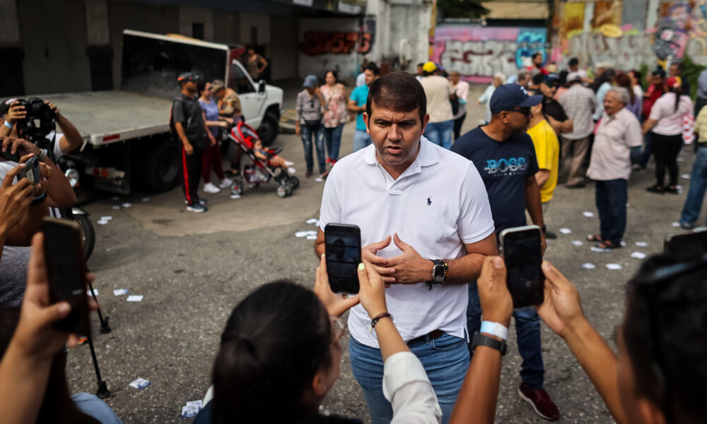 El precandidato presidencial opositor Carlos Prosperi fue registrado este domingo, 22 de octubre, al atender a la prensa y luego de votar en las primarias opositoras venezolanas, en Caracas (Venezuela). EFE/Miguel Gutiérrez