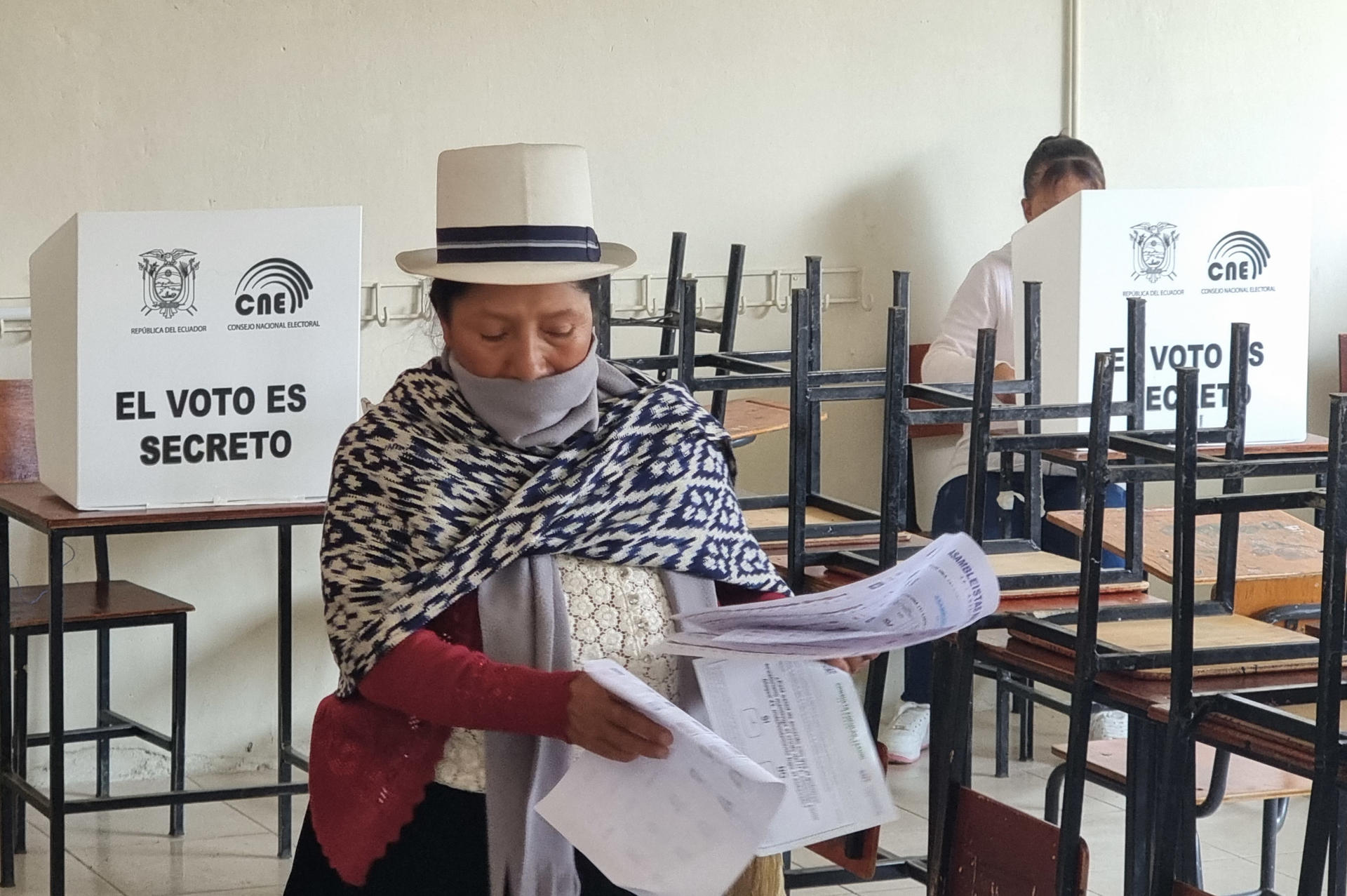 Una mujer vota durante la jornada de elecciones generales, el 20 de agosto de 2023, en la población de Tarqui, en Cuenca (Ecuador) EFE/ Robert Puglla