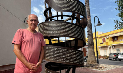 El heladero Vito Fiorino al monumento conmemorativo que él mismo construyó en el centro de la isla italiana de Lampedusa con los nombres de los 368 inmigrantes muertos el 3 de octubre de 2013. EFE/ Gonzalo Sánchez