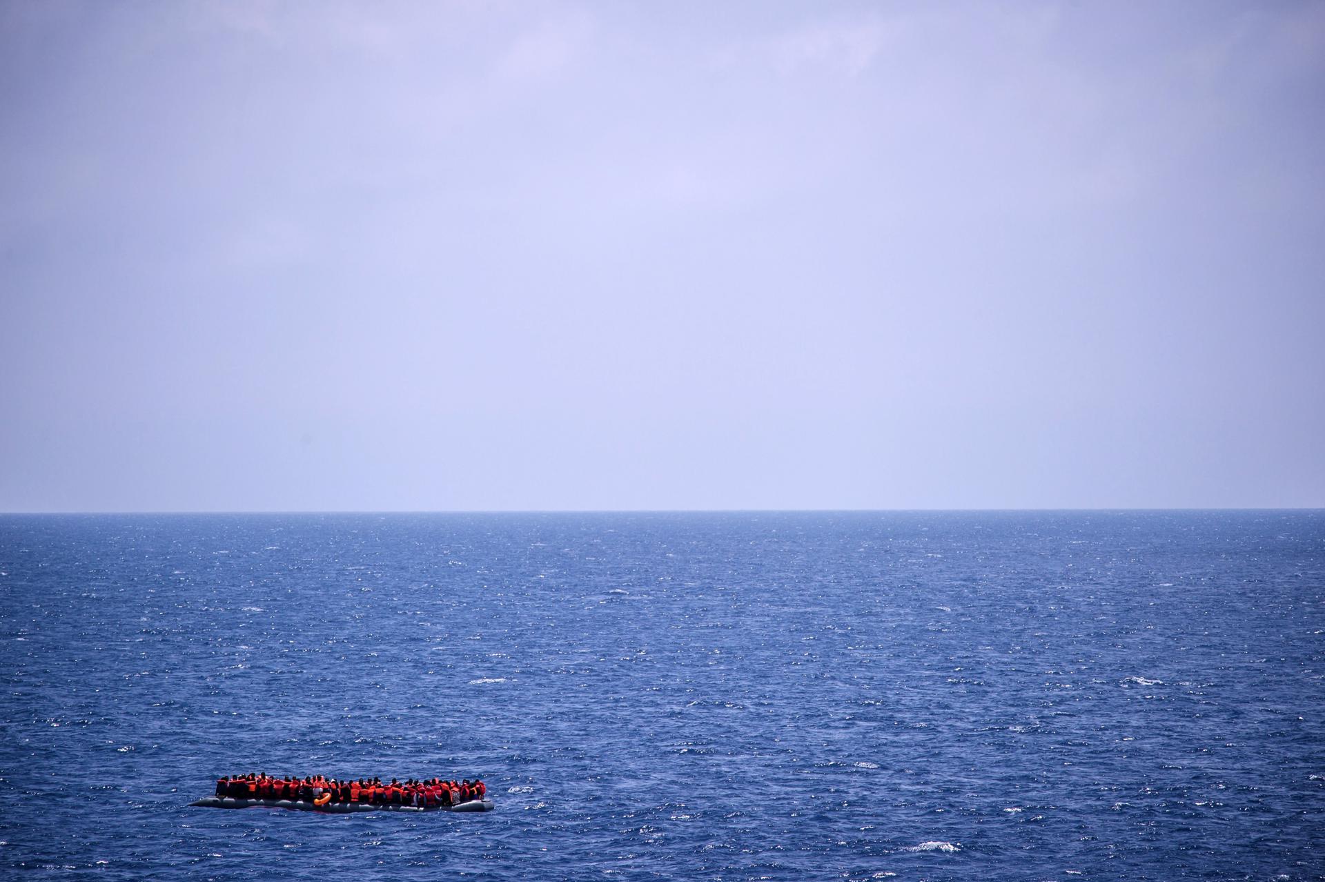 Foto de archivo de una lancha rescatada en el Mar Mediterráneo. EFE/ Christophe Petit Tesson