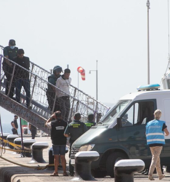 Desembarco de los 79 inmigrantes rescatados por el buque de Países Bajos Vos Pace, donde se amotinaron nueve personas y fueron detenidos por la Guardia Civil española acusados de piratería. EFE/Carlos de Saá