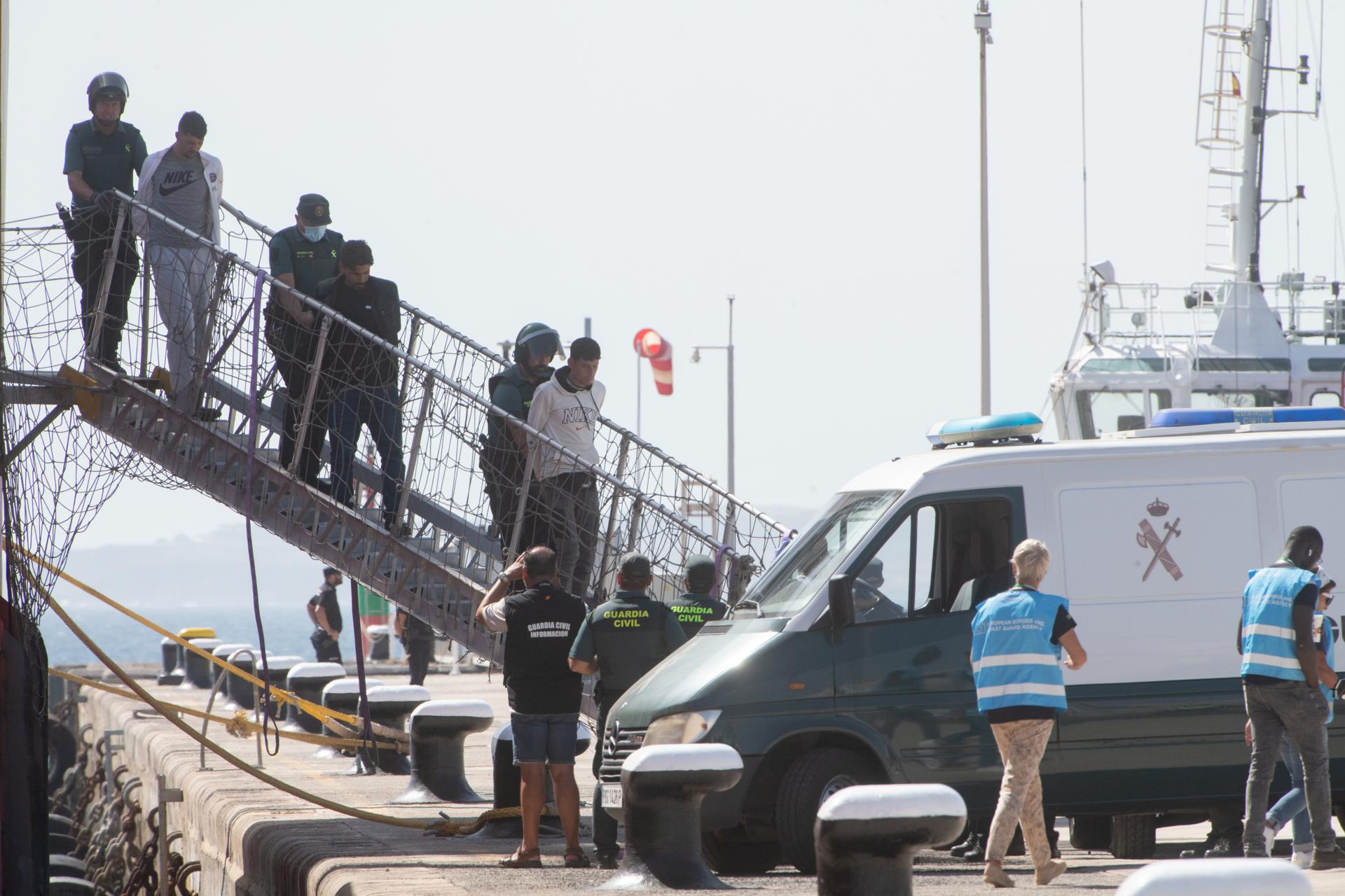 Desembarco de los 79 inmigrantes rescatados por el buque de Países Bajos Vos Pace, donde se amotinaron nueve personas y fueron detenidos por la Guardia Civil española acusados de piratería. EFE/Carlos de Saá