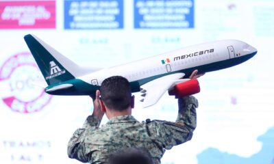 Fotografía de archivo de un soldado del ejército que acomoda una maqueta de un avión de Mexicana durante una conferencia de prensa en el Palacio Nacional, en Ciudad de México (México). EFE/Sáshenka Gutiérrez