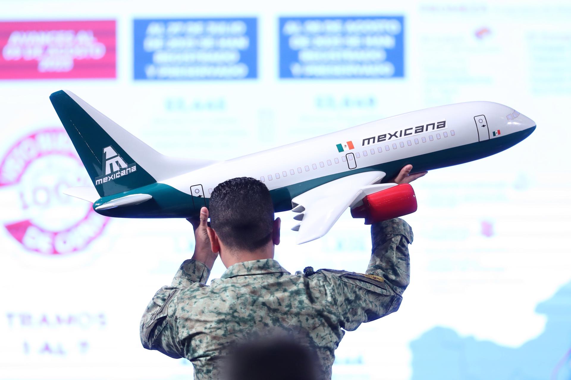 Fotografía de archivo de un soldado del ejército que acomoda una maqueta de un avión de Mexicana durante una conferencia de prensa en el Palacio Nacional, en Ciudad de México (México). EFE/Sáshenka Gutiérrez