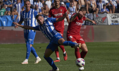 El centrocampista del Osasuna Aimar Oroz (d) lucha por el balón con el defensa serbio del Deportivo Alavés Aleksander Sedlar en el partido de LaLiga jugado este domingo en el estadio de Mendizorrotza de Viotria-Gasteiz. EFE/ ADRIÁN RUIZ HIERRO