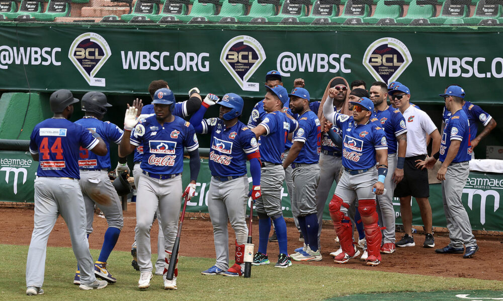 Jugadores de los Caimanes de Barranquilla celebran tras anotar una carrera contra los Fargo-Moorhead RedHawks de Estados Unidos, durante un partido del Baseball Champions League en el Parque Kukulkán en Mérida (México). EFE/Lorenzo Hernández