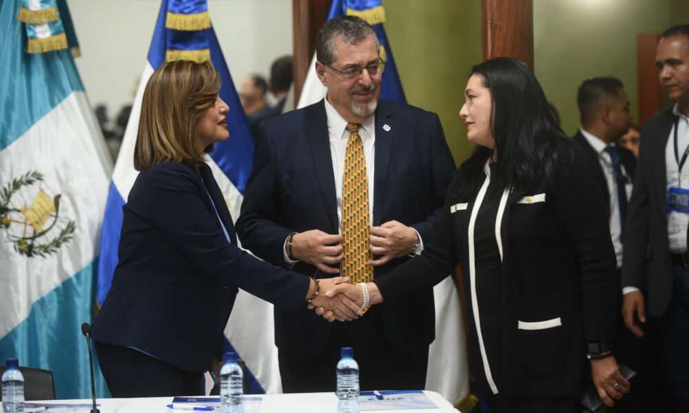 La magistrada electoral Blanca Alfaro (der.) saluda al presidente electo de Guatemala, Bernardo Arévalo (centro) y la vicepresidenta Karin Herrera (izquierda), este 2 de octubre de 2023. EFE/ Edwin Bercián
