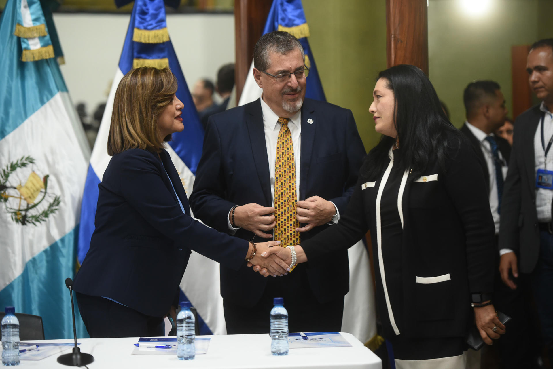 La magistrada electoral Blanca Alfaro (der.) saluda al presidente electo de Guatemala, Bernardo Arévalo (centro) y la vicepresidenta Karin Herrera (izquierda), este 2 de octubre de 2023. EFE/ Edwin Bercián