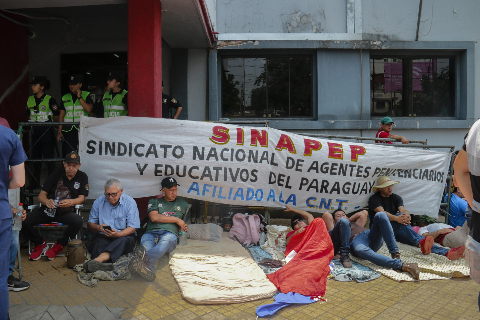 Un grupo de funcionarios penitenciarios paraguayos fue registrado el pasado 23 de octubre al adelantar una huelga de hambre, frente a la sede del Ministerio de Justicia de Paraguay, en Asunción (Paraguay). EFE/Rubén Peña