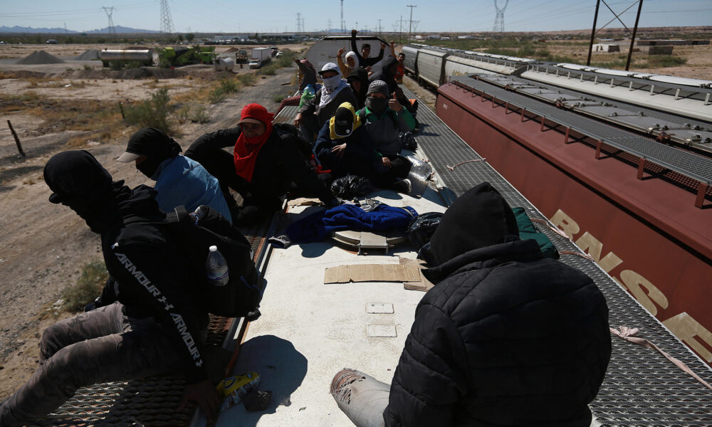 Migrantes viajan sobre el tren conocido como "La Bestia", el 29 de septiembre de 2023, en Ciudad Juárez, Chihuahua (México). EFE/ Luis Torres