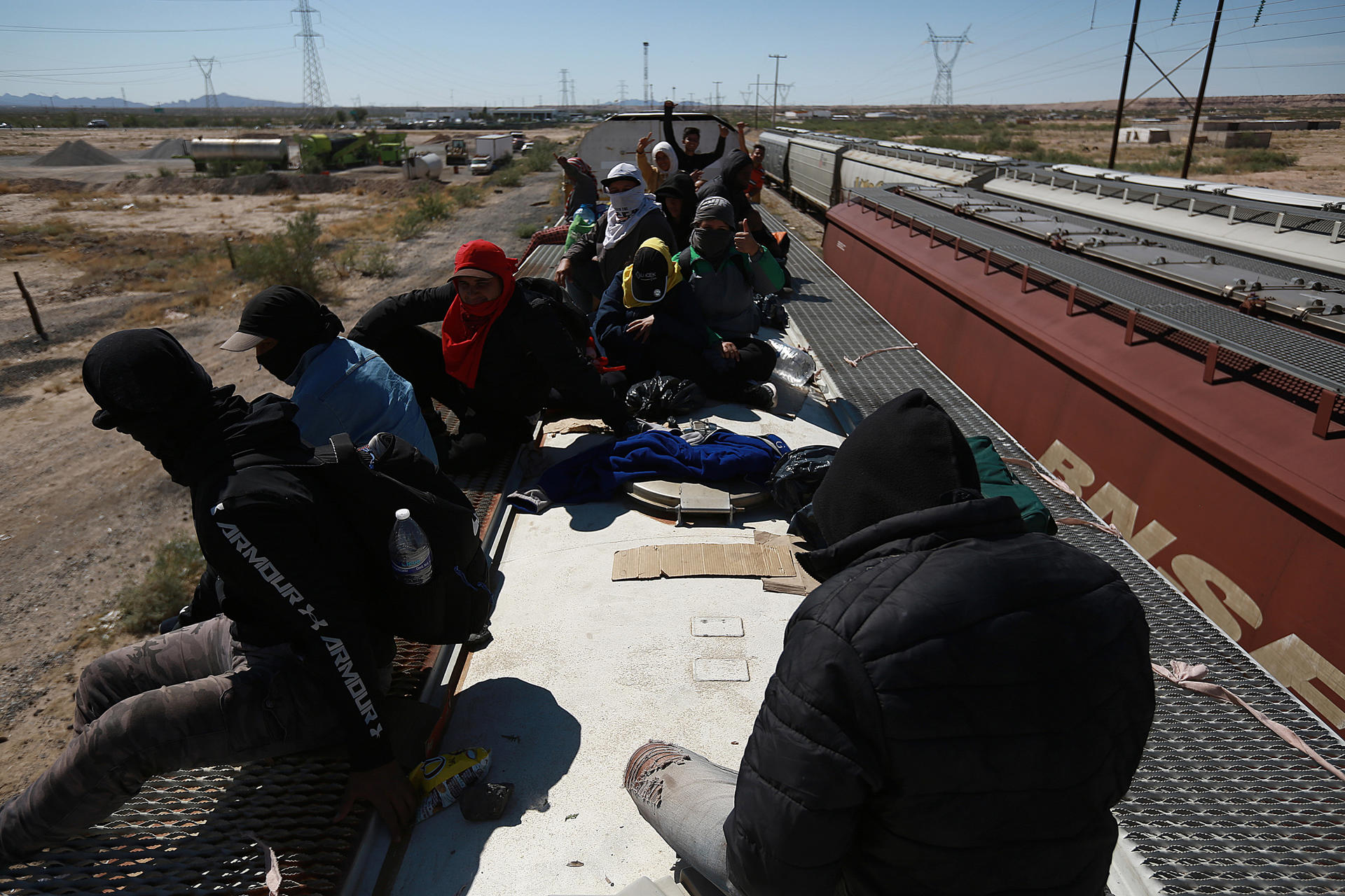 Migrantes viajan sobre el tren conocido como "La Bestia", el 29 de septiembre de 2023, en Ciudad Juárez, Chihuahua (México). EFE/ Luis Torres