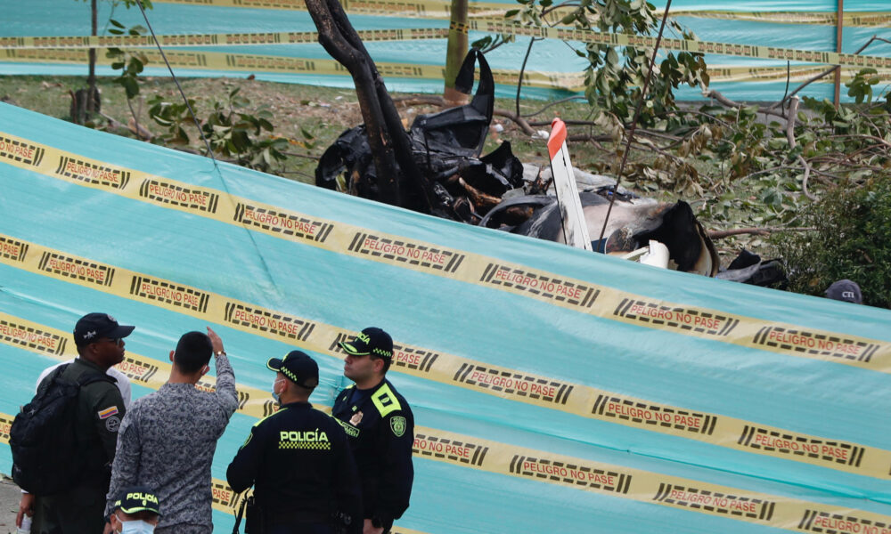 Miembros de la Policía fueron registrados este martes, 3 de octubre, al acordonar la zona donde se accidentó una aeronave de la Fuerza Aeroespacial Colombiana (FAC), en Cali (Colombia). EFE/Ernesto Guzmán