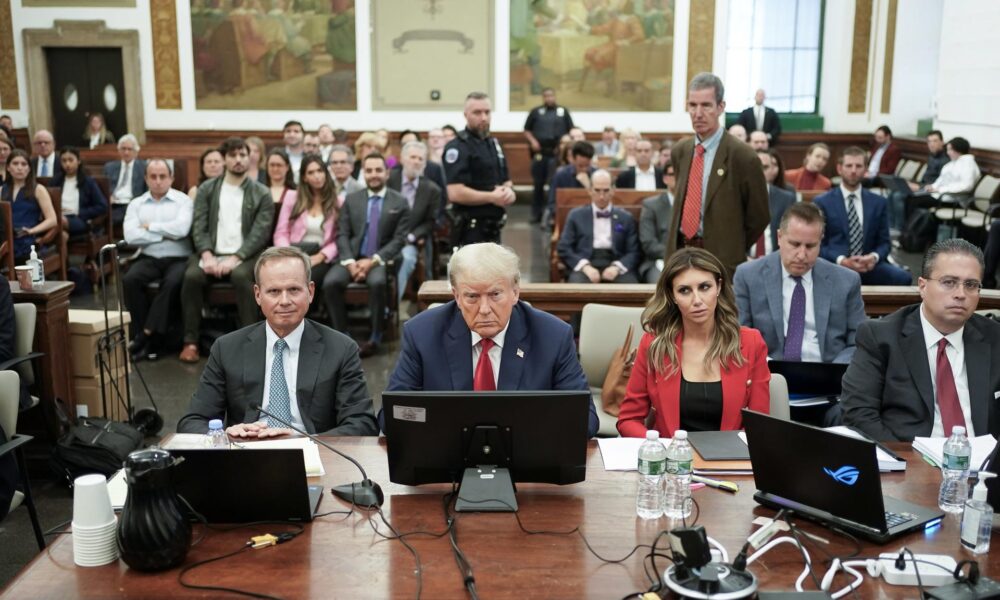 El expresidente de EE.UU., Donald J. Trump (c) junto a sus abogados Christopher Kise (i) y Alina Habba (d) durante el juicio por fraude empresarial en la Organización Trump en Nueva York (EE.UU.). EFE/EPA/SETH WENIG / POOL