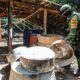 Un miembro del Ejército muestra el campamento y laboratorio clandestino que el Ejército Mexicano destruyó junto a cuatro hectáreas de plantas de coca en el municipio de Atoyac de Álvarez, en la sierra del estado de Guerrero (México). Fotografía de archivo. EFE/David Guzmán