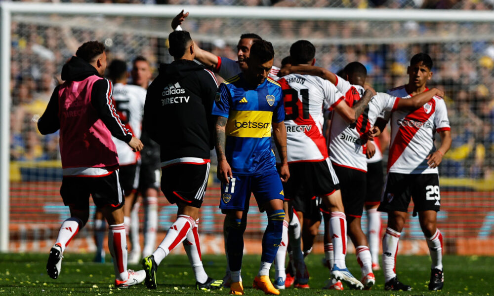 ugadores de River Plate celebran después de vencer a Boca Juniors hoy, durante un partido por la Primera División del fútbol argentino, en el estadio La Bombonera de Buenos Aires (Argentina). EFE/ Juan Ignacio Roncoroni