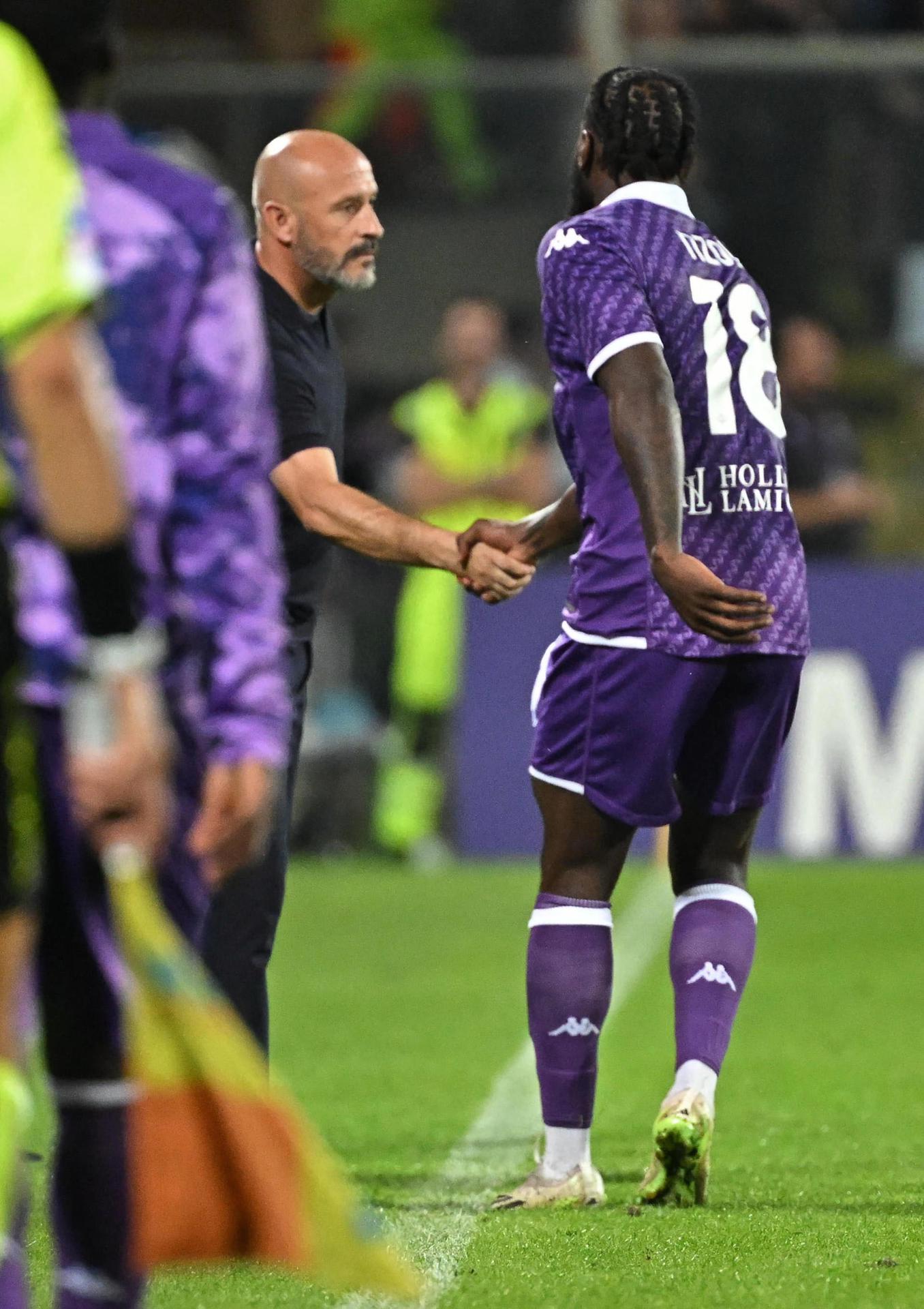 El jugador del Fiorentina M'Bala Nzola (L) celebra el 3-0 contra el Caglilari. EFE/EPA/CLAUDIO GIOVANNINI