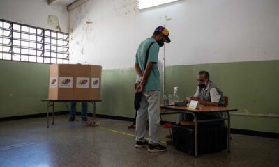 Fotografía de archivo mientras votan en Caracas (Venezuela). EFE/ RAYNER PEÑA R