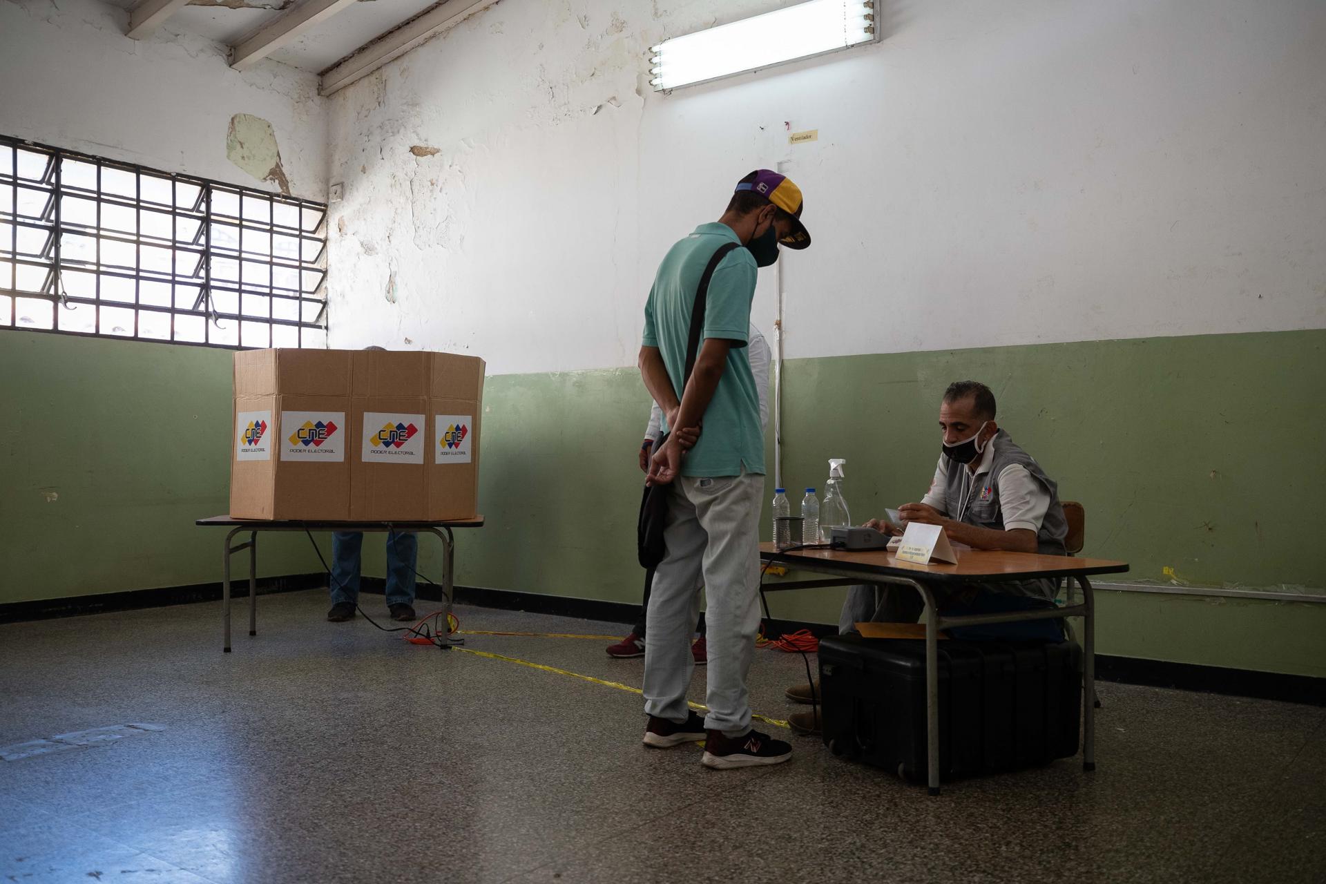 Fotografía de archivo mientras votan en Caracas (Venezuela). EFE/ RAYNER PEÑA R