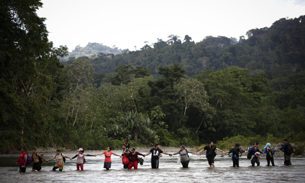 Fotografía de archivo fechada el 14 de septiembre de 2023 de migrantes mientras cruzan el río Turquesa, en Darién (Panamá). EFE/ Bienvenido Velasco