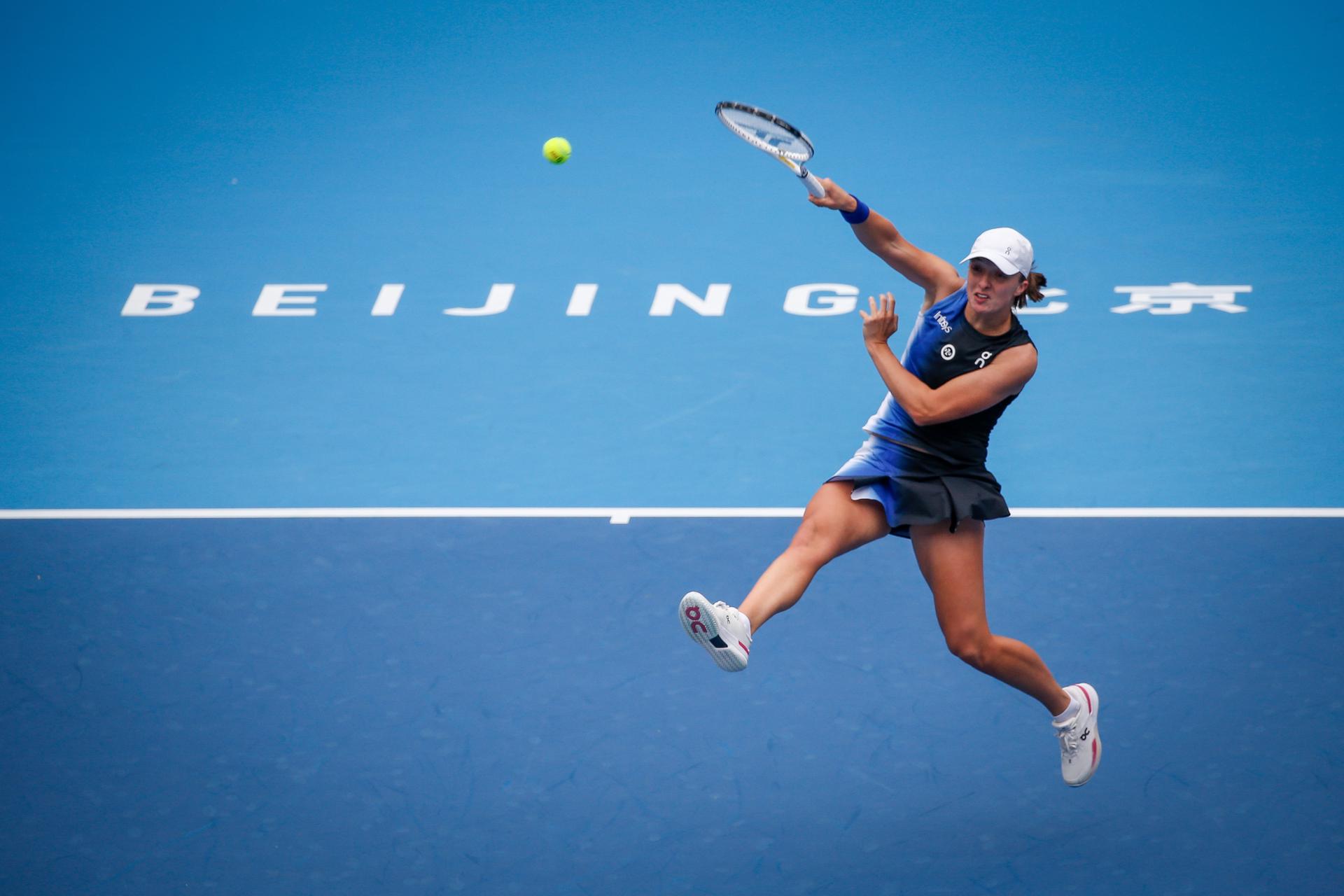 La tenista polaca Iga Swiatek, durante el partido de primera ronda del Abierto de China en el que venció a la española Sara Sorribes. EFE/EPA/MARK R. CRISTINO