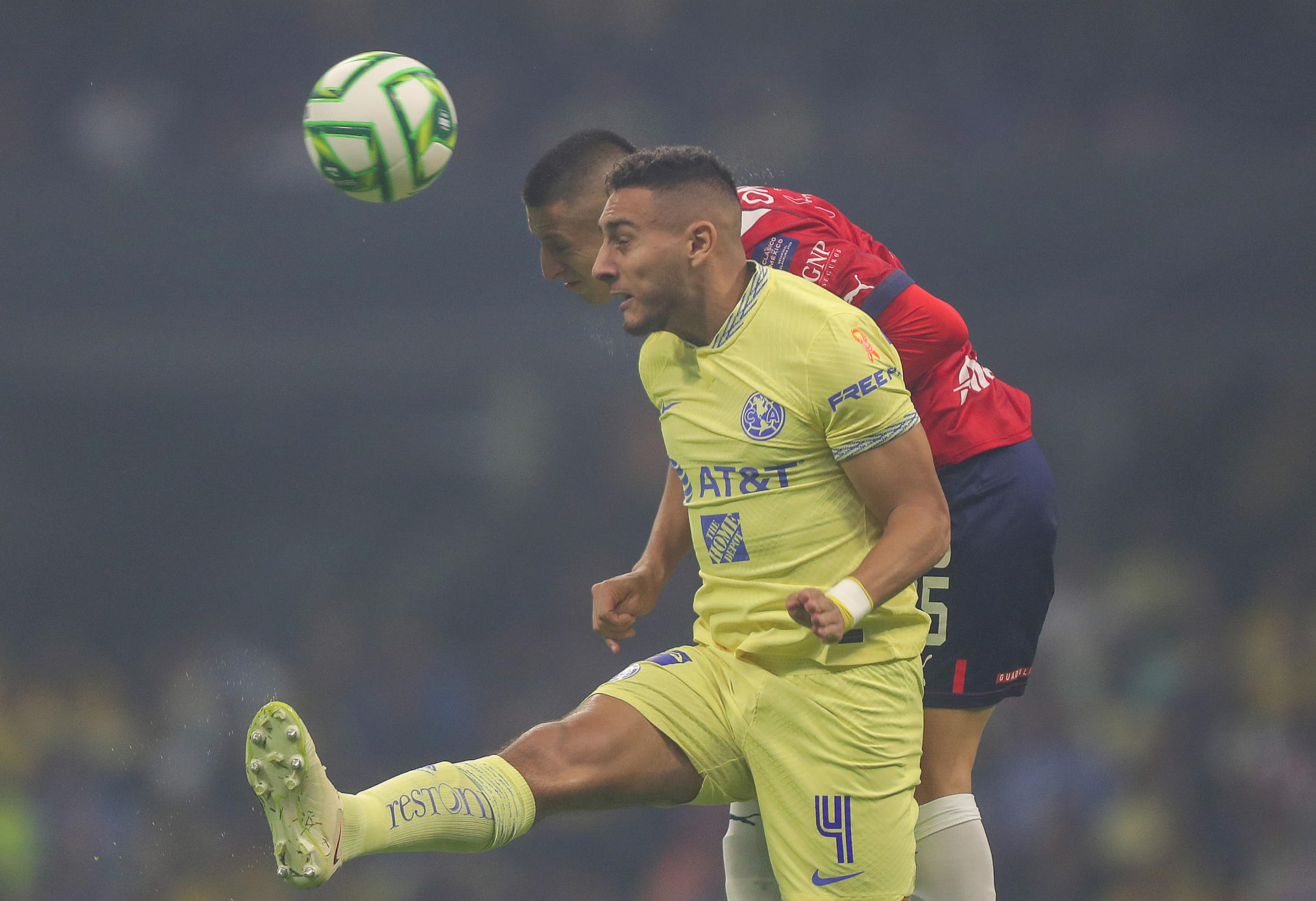 Sebastián Cáceres (frente) de América disputa un balón con Roberto Alvarado (atrás) de Chivas, durante un juego en el Estadio Azteca de la Ciudad de México (México). Fotografía de archivo. EFE/Isaac Esquivel