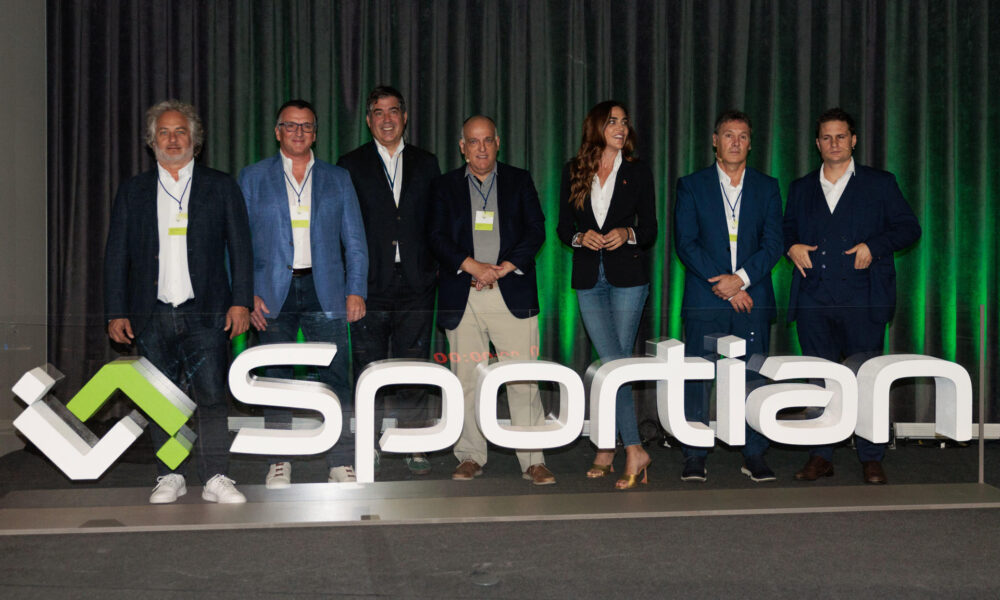 El presidente de LaLiga, Javier Tebas (c), en la presentación de Sportian, la nueva identidad de LaLiga Tech, la empresa conjunta de Globant y LaLiga, en Madrid. EFE/Sergio Pérez