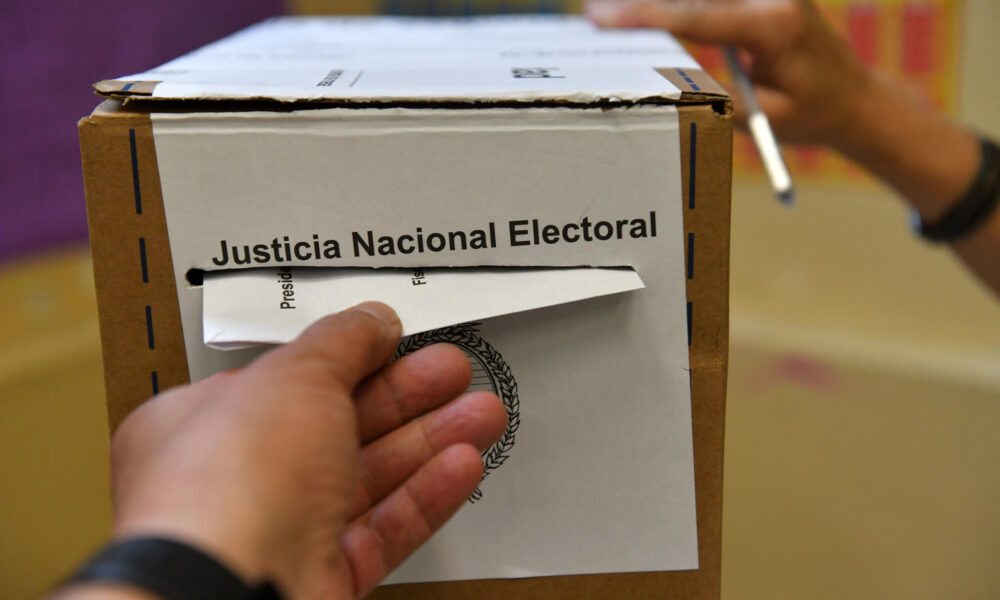 Una persona emite su voto para las elecciones en Buenos Aires (Argentina), este 22 de octubre de 2023. EFE/ Enrique García Medina