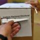 Una persona emite su voto para las elecciones en Buenos Aires (Argentina), este 22 de octubre de 2023. EFE/ Enrique García Medina