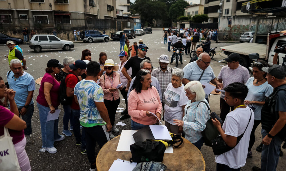 Ciudadanos venezolanos fueron registrados este domingo, 22 de octubre, al asistir a los puestos de votación de las elecciones primarias de la oposición, en Caracas (Venezuela). EFE/Miguel Gutiérrez