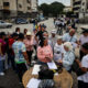 Ciudadanos venezolanos fueron registrados este domingo, 22 de octubre, al asistir a los puestos de votación de las elecciones primarias de la oposición, en Caracas (Venezuela). EFE/Miguel Gutiérrez