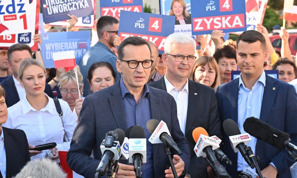 El primer ministro polaco, Mateusz Morawiecki (C), en un encuentro con ciudadanos durante la campaña paa las elecciones del próximo 15 de octubre. EFE/EPA/MACIEJ KULCZYNSKI POLAND OUT