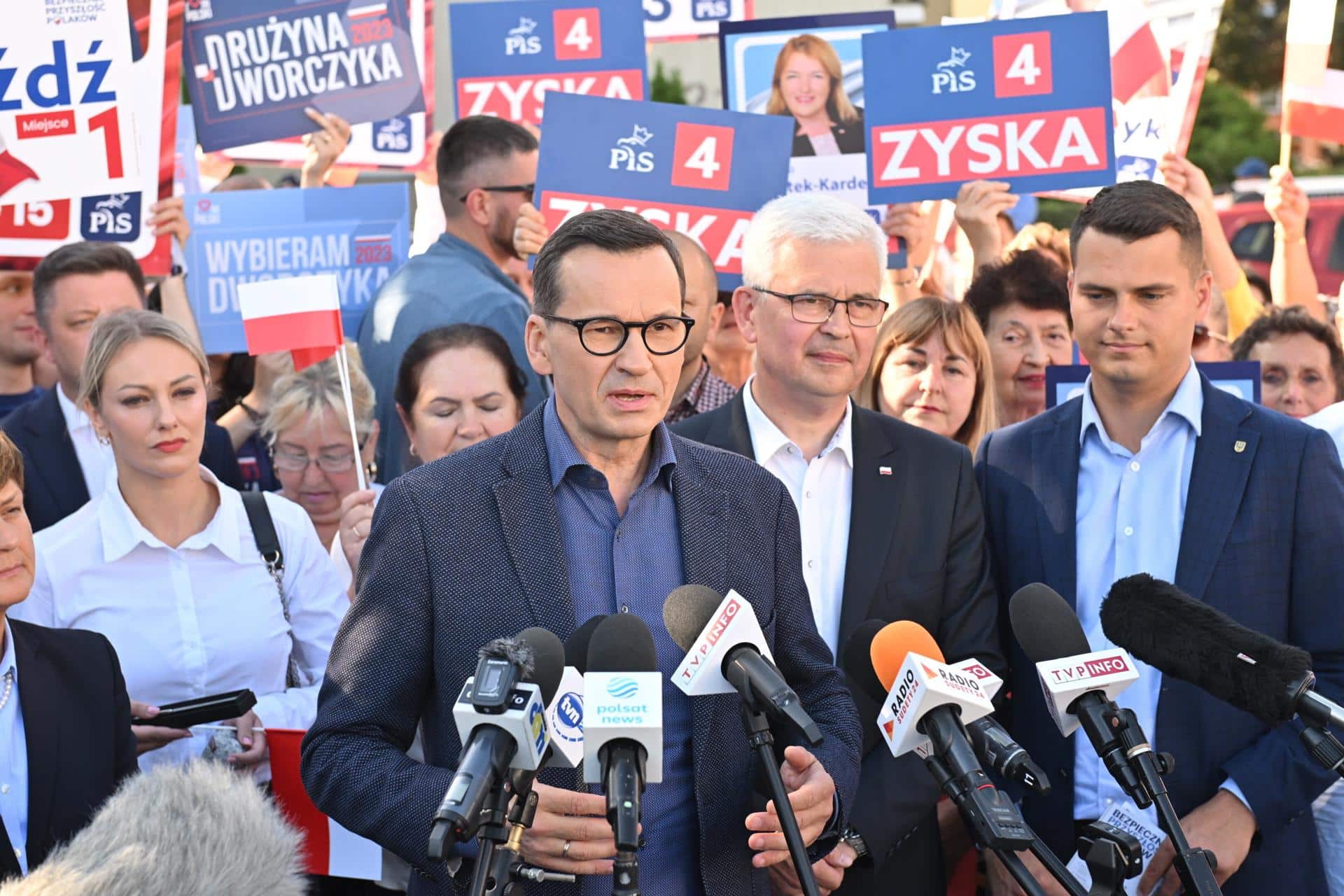 El primer ministro polaco, Mateusz Morawiecki (C), en un encuentro con ciudadanos durante la campaña paa las elecciones del próximo 15 de octubre. EFE/EPA/MACIEJ KULCZYNSKI POLAND OUT