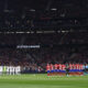 Las plantillas de Atlético de Madrid (d) y Real Madrid guardan un minuto de silencio al comienzo de la sexta de LaLiga. EFE/Rodrigo Jiménez/Archivo