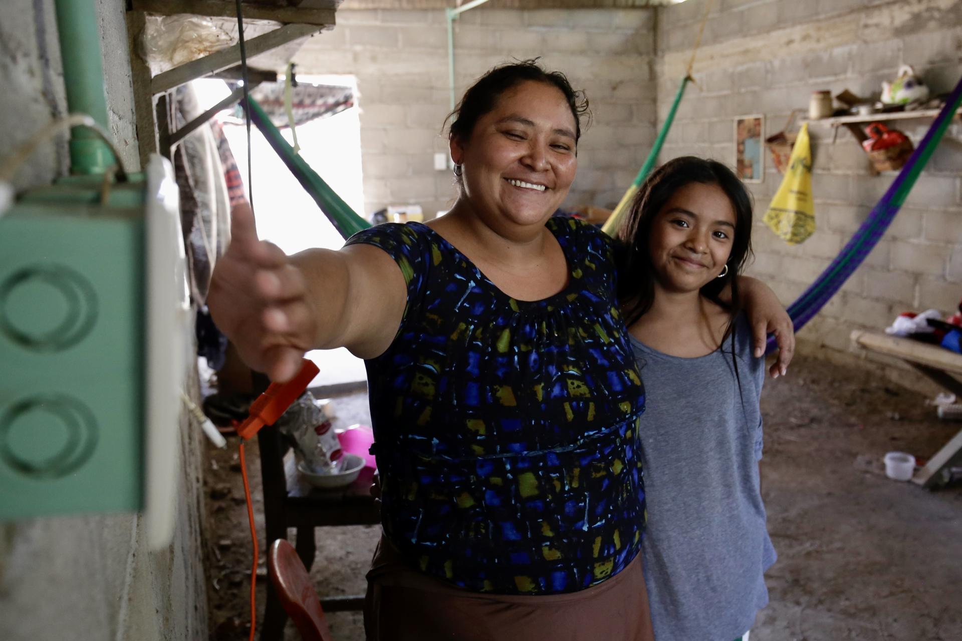 Fotografía cedida por Iberdrola México que muestra un sistema solar de energía en una vivienda, como parte de la tercera fase del programa "Luces de Esperanza en Oaxaca". EFE/ Iberdrola México