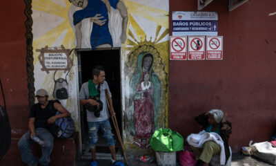 Fotografía de archivo de migrantes que hacen fila para acceder a casa INDI, albergue que ofrece comida y refugio en la ciudad de Monterrey, Nuevo León (México). EFE/Miguel Sierra
