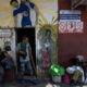 Fotografía de archivo de migrantes que hacen fila para acceder a casa INDI, albergue que ofrece comida y refugio en la ciudad de Monterrey, Nuevo León (México). EFE/Miguel Sierra