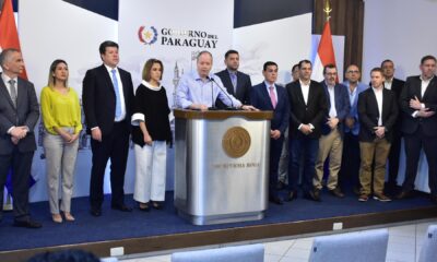 Carlos Fernández Valdovinos (c), ministro de Economía de Paraguay, habla hoy en rueda de prensa junto a otros miembros del Gabinete de Gobierno, tras una reunión en Asunción (Paraguay). EFE/Daniel Piris