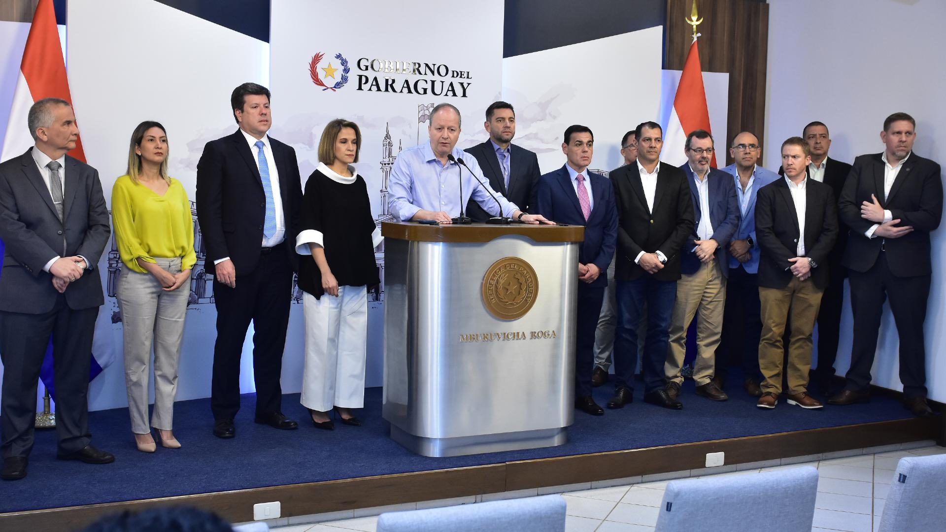 Carlos Fernández Valdovinos (c), ministro de Economía de Paraguay, habla hoy en rueda de prensa junto a otros miembros del Gabinete de Gobierno, tras una reunión en Asunción (Paraguay). EFE/Daniel Piris