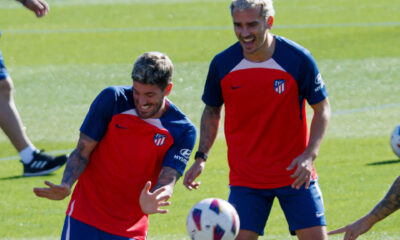 Rodrigo de Paul y Antoine Griezmann, en el entrenamiento de este sábado. EFE/Sergio Pérez