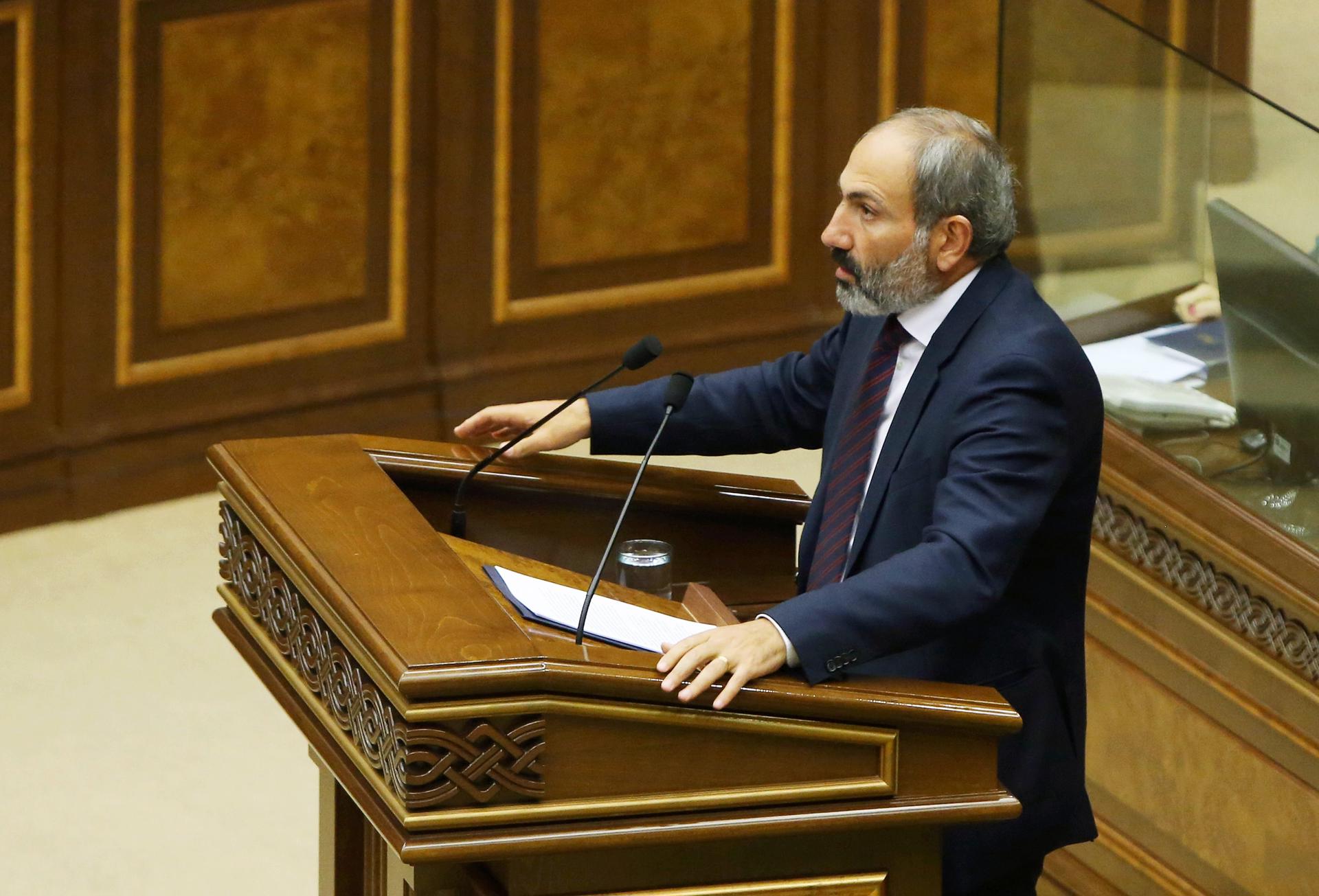 Foto de archivo del primer ministro de Armenia, Nikol Pashinián, interviniendo en el Parlamento del país cuando era líder de la oposición EFE/ Photolure