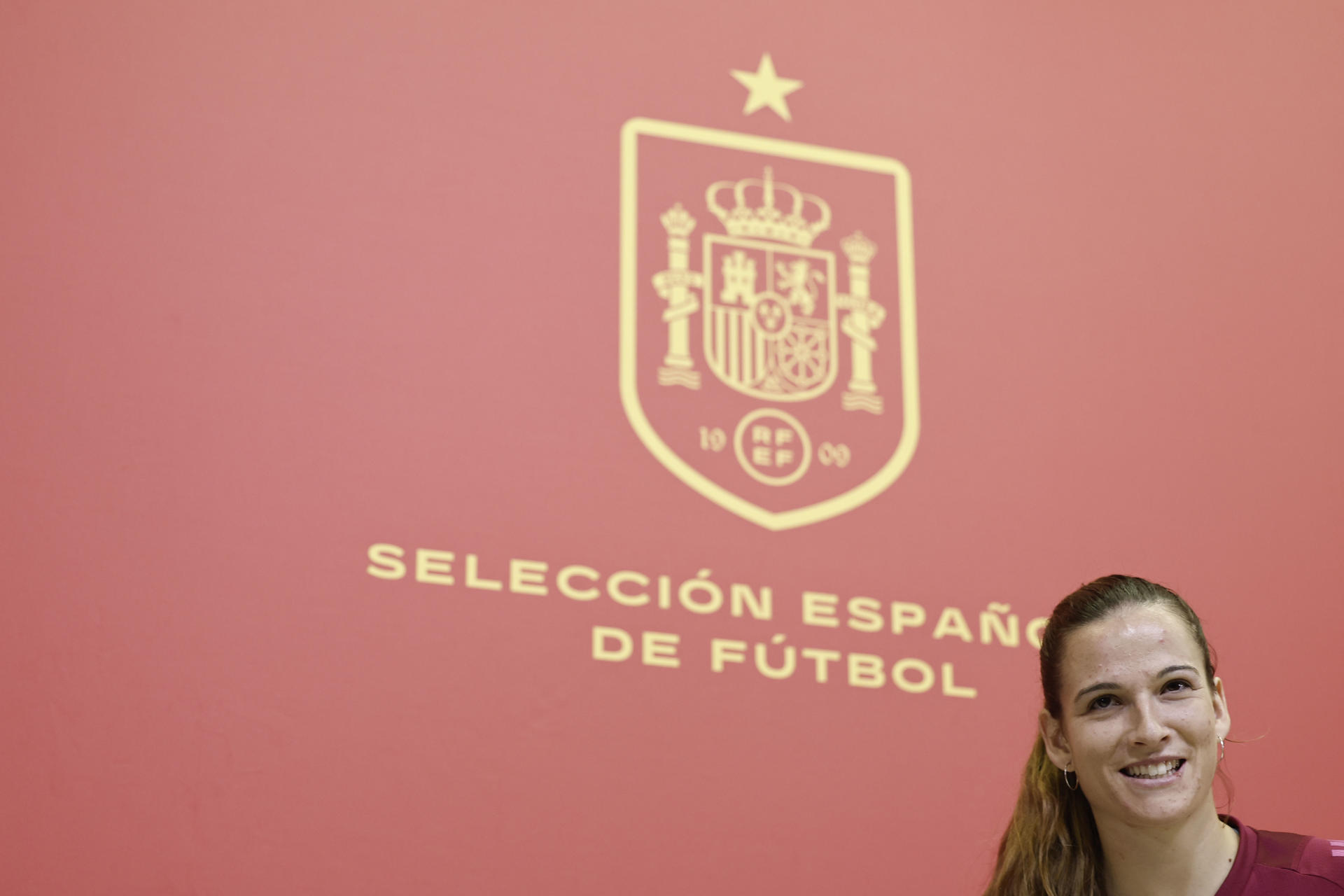 La jugadora de la selección femenina de fútbol Laia Codina, durante la rueda de prensa celebrada este miércoles en Las Rozas. EFE/ Sergio Pérez