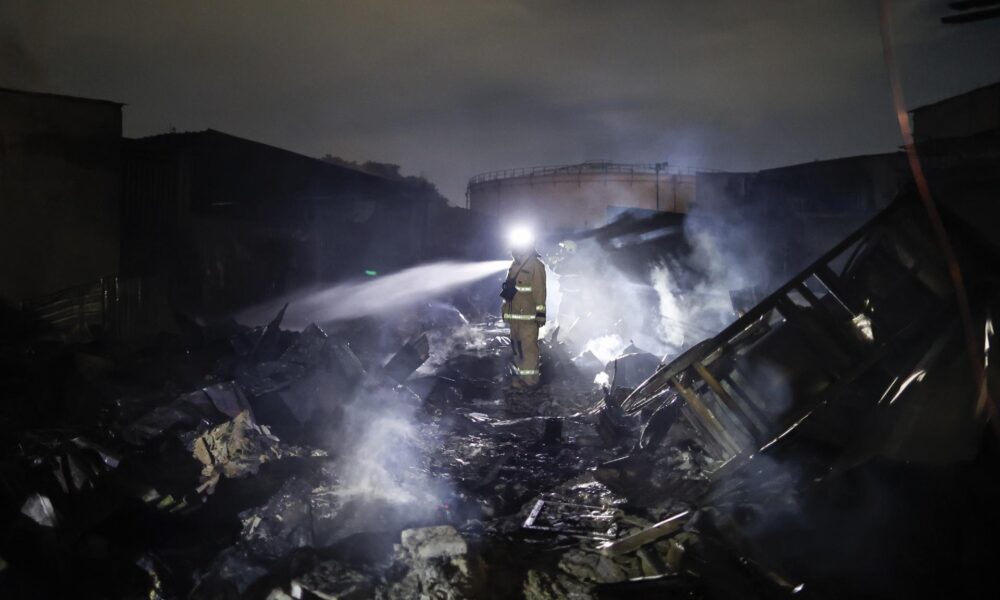Imagen de archivo de una intervención de los bomberos en un incendio en Yakarta (Indonesia).EFE/EPA/MAST IRHAM