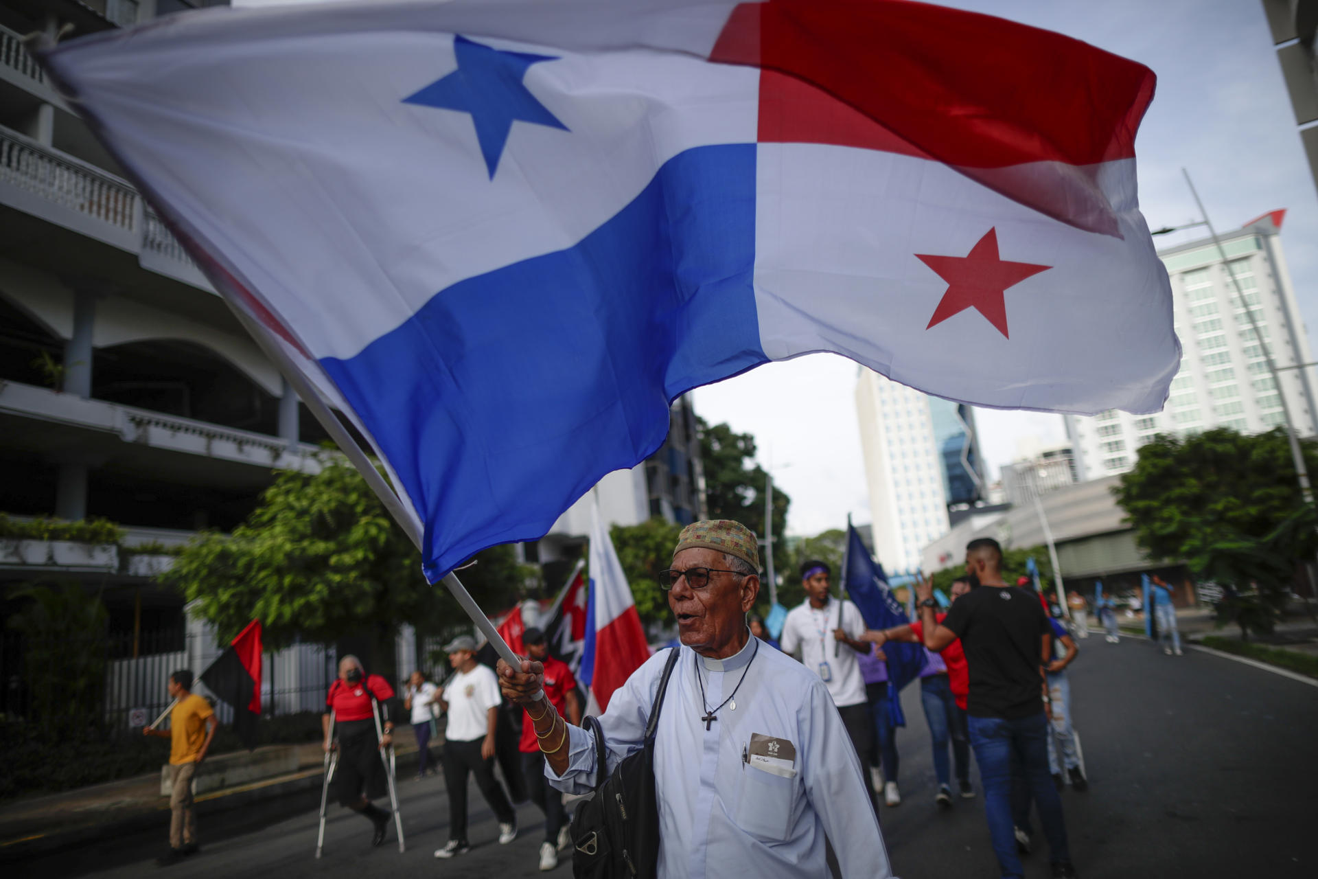 Un manifestante ondea una bandera de Panamá durante una marcha hoy, en Ciudad de Panamá (Panamá). EFE/Bienvenido Velasco